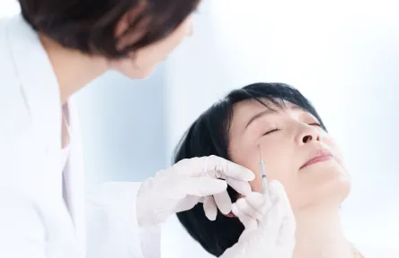 眉間、おでこ(額)、目尻の表情じわの改善やエラの筋肉を縮小し小顔効果や、脇の表面に打つことで多汗症の改善にも期待できます